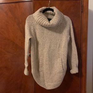 Mid-length sweater with pockets